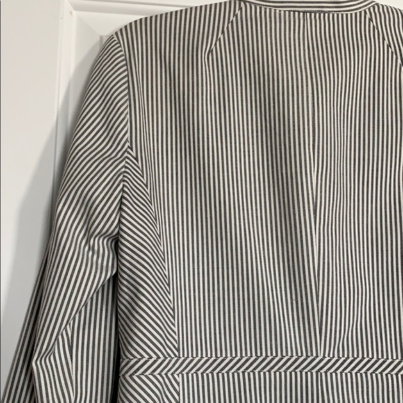 Pin-stripe form-fitting blazer fully lined. - Picture 6 of 8